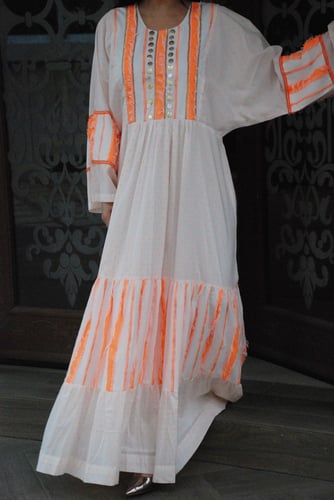 عبايات زاهيه بلونها الأبيض مع البرتقالي الزاهي