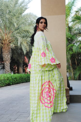 فستان ناعم بلون الأخضر التفاحي والأبيض