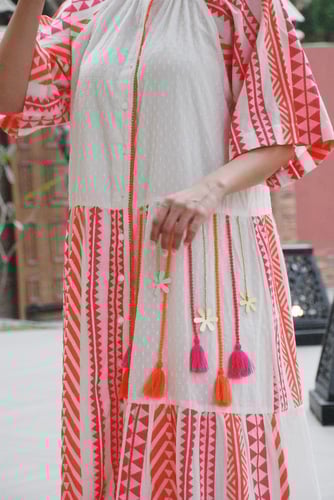 فستان طويل بلون خوخي هادئ بسيط