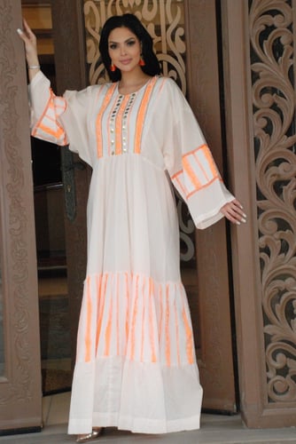 عبايات زاهيه بلونها الأبيض مع البرتقالي الزاهي