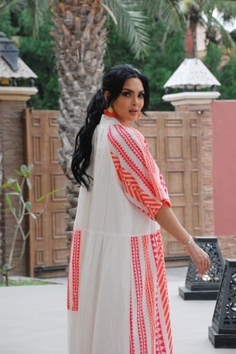 فستان طويل بلون خوخي هادئ بسيط