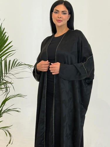 عباية كتف ساده بلون أسود فحمي