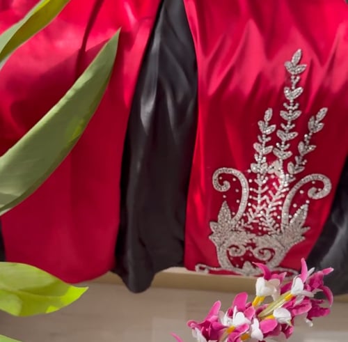 طقم قطعتين بنطلون مطرز مع بلوزة