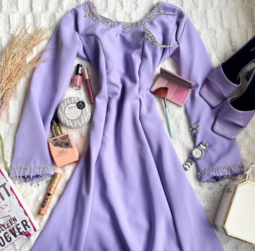 فستان بنفسجي مع فتحة ظهر