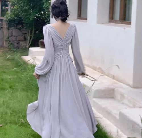 فستان سماوي بفتحة ساق