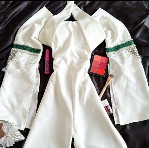 جمبسوت ابيض مع اكمام بشك ناعم