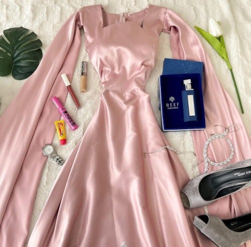 فستان وردي سادة بكمام طويلة