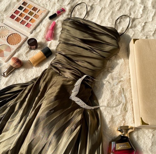 فستان سهرة زيتي بكسرات