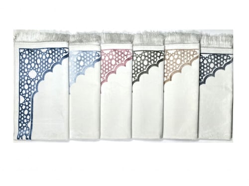 سجادة صلاة مخمل لون ابيض /سماوي