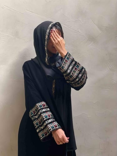 عباية مخمل تطريز ذهبي