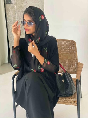 عباية الورود الحمراء