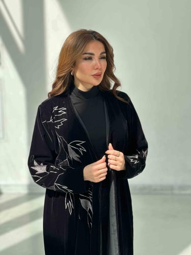 عباية مخمل بالابيض