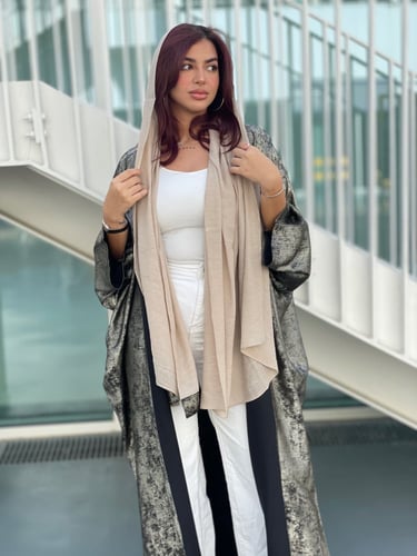 عبايه سوداء بلمعه