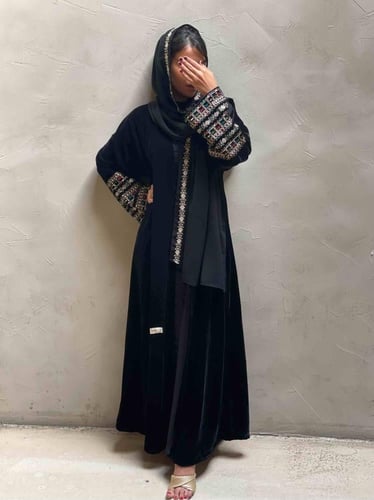 عباية مخمل تطريز ذهبي