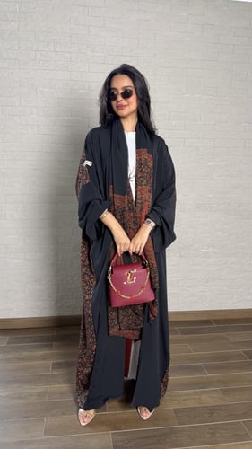 عباية حرير بيزلي اسود