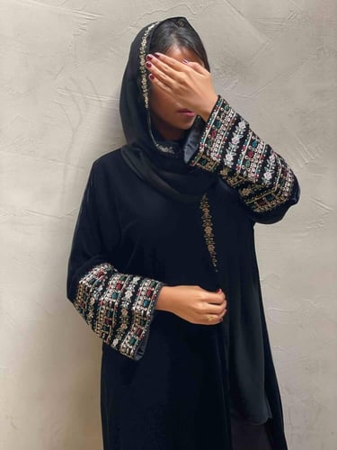 عباية مخمل تطريز ذهبي