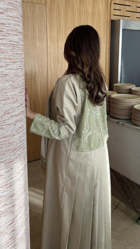 عباية ماتشا بظهر مطرز