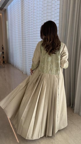 عباية ماتشا بظهر مطرز