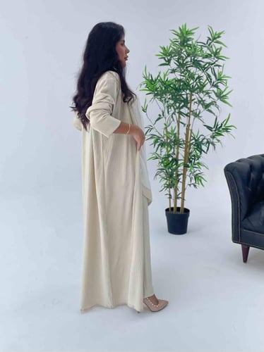 طقم عباية طويله وبنطلون بيج