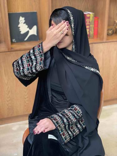 عباية مخمل تطريز ذهبي