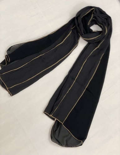 طرحه سوداء محدده بالذهبي