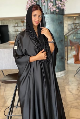 عبايه بشت حرير شك اسود