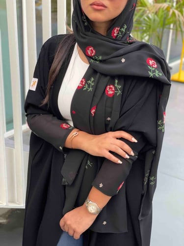 عباية الورود الحمراء