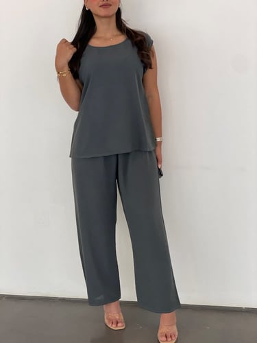 طقم عباية طويله وبنطلون رمادي