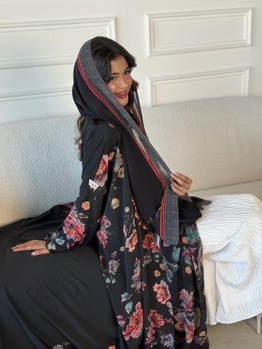 عباية الحرير بالورود اسود ٢