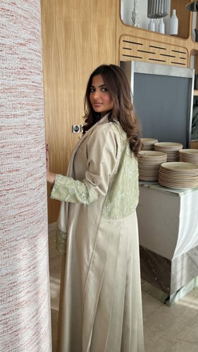 عباية ماتشا بظهر مطرز