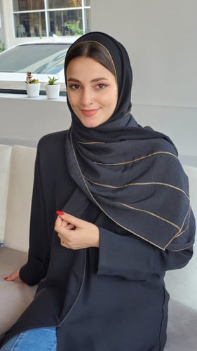 طرحه سوداء محدده بالذهبي