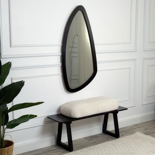 مدخل مرايا و طاولة خشبية