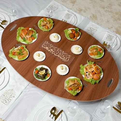 طاولة رمضانية عبارتين ( رمضان يجمعنا + نورتونا )