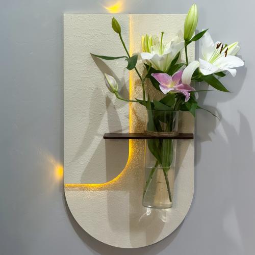 ديكور جداري وفازة