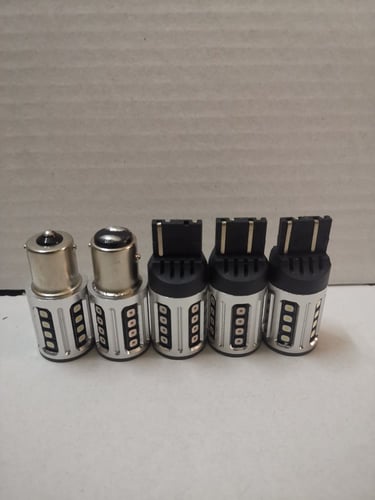 أنوار LED بجودة عالية بمقاسات وألوان مختلفة مناسبة...