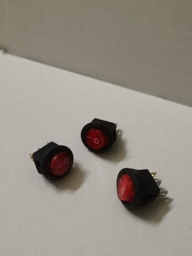 فاصل حجم صغير مع لمبة لون أحمر