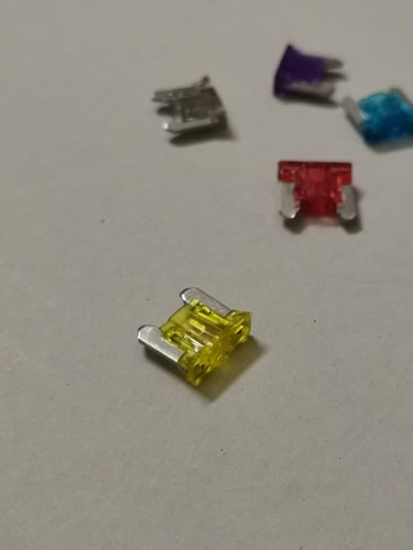 فيوز حجم مايكرو (fuse micro) متوفر بعدة مقاسات