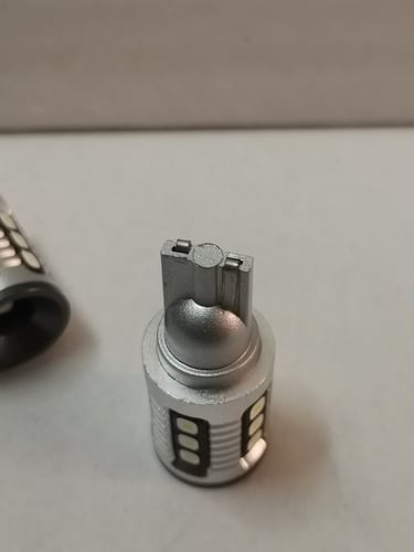 أنوار LED بجودة عالية مقاس T15 متوفر أبيض 5000k و...