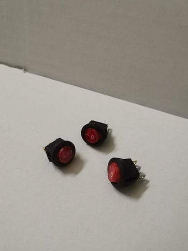 فاصل حجم صغير مع لمبة لون أحمر