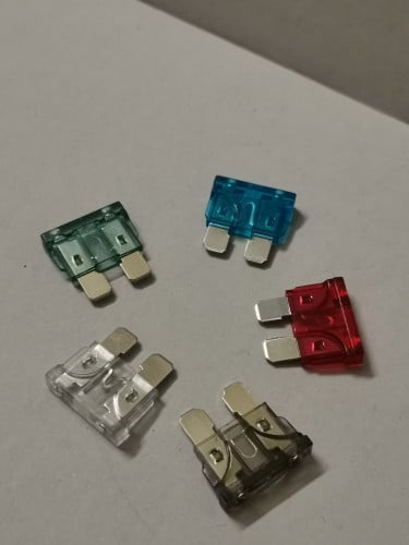 فيوز حجم ستاندر (fuse standard) متوفر بعدة مقاسات