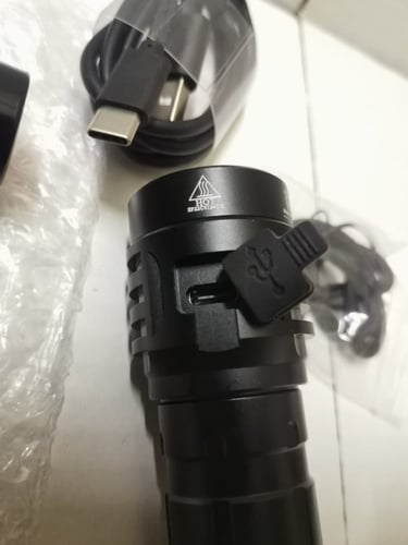 كشاف يدوي حجم وسط بجودة عالية جدا من شركة سوفيرن