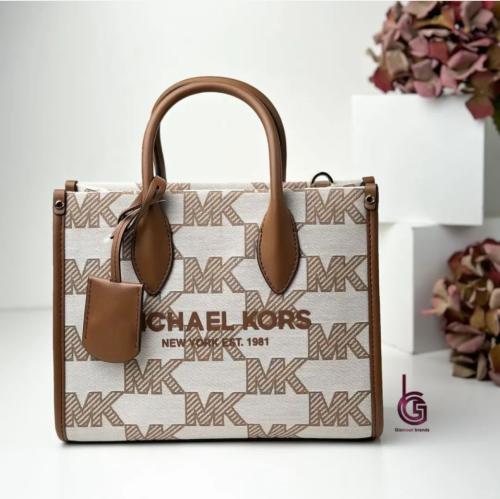 شنطة من مايكل كورس