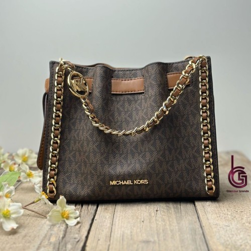 شنطة من مايكل كورس