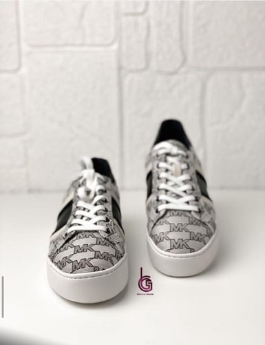 حذاء مايكل كورس يلبس مقاس 39و39 ونص