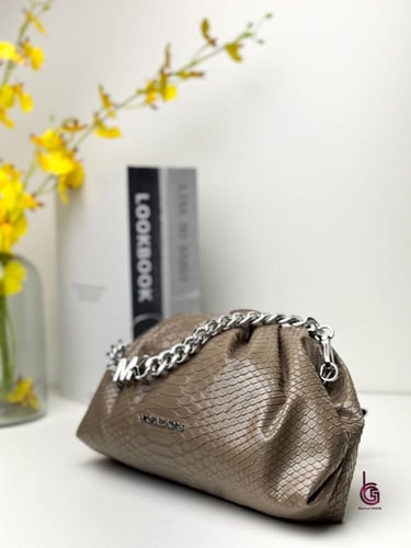 شنطة نسائيه من مايكل كورس