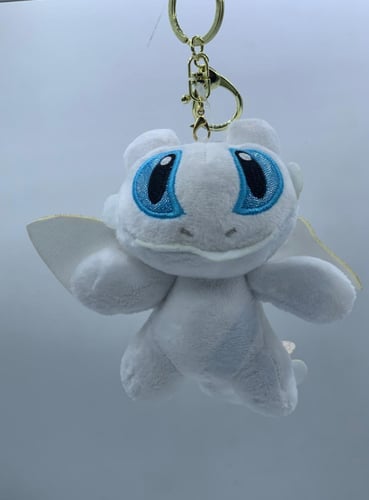 ميدالية ( تعليقة ) من الفرو على شكل تنين ابيض