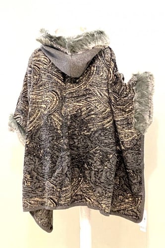 رداء معطف الاسكيمو بفراء وقبعة.