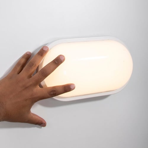 كشاف سور بيضاوي بلون أبيض واضاءة صفراء