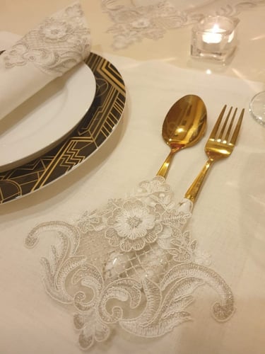 مفرش دانتيل فضي