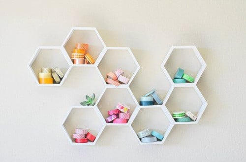 رفوف جدارية على شكل مربعات متفاوتة الأبعاد